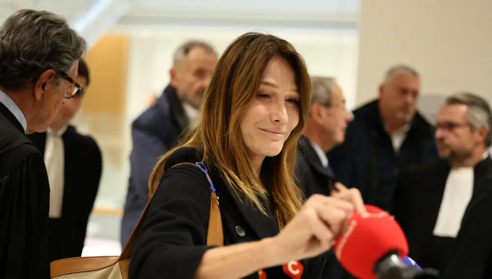 El gesto de Carla Bruni con un periodista tras escuchar la sentencia de Nicolás Sarkozy