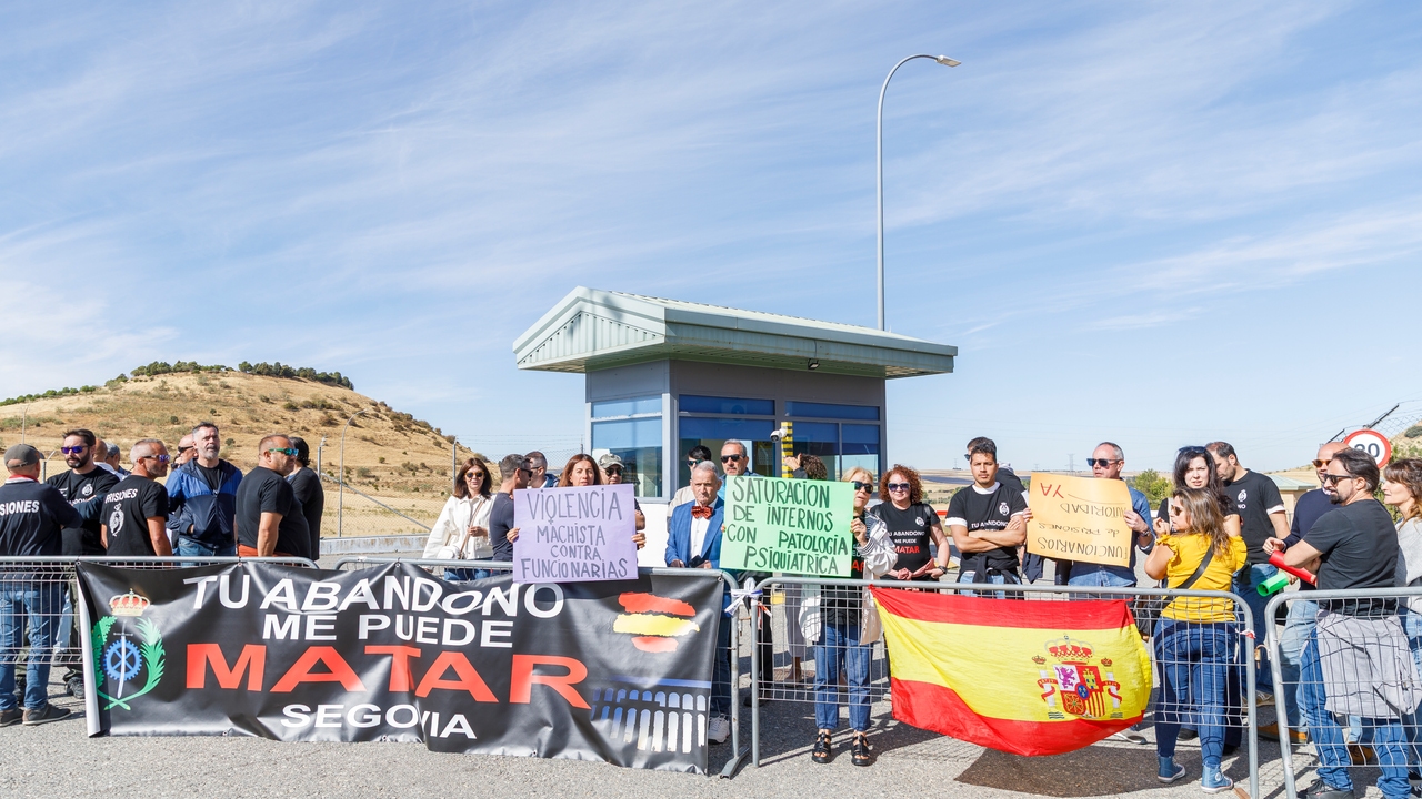 Funcionarios de prisiones reciben a Marlaska en Segovia al grito de dimisión
