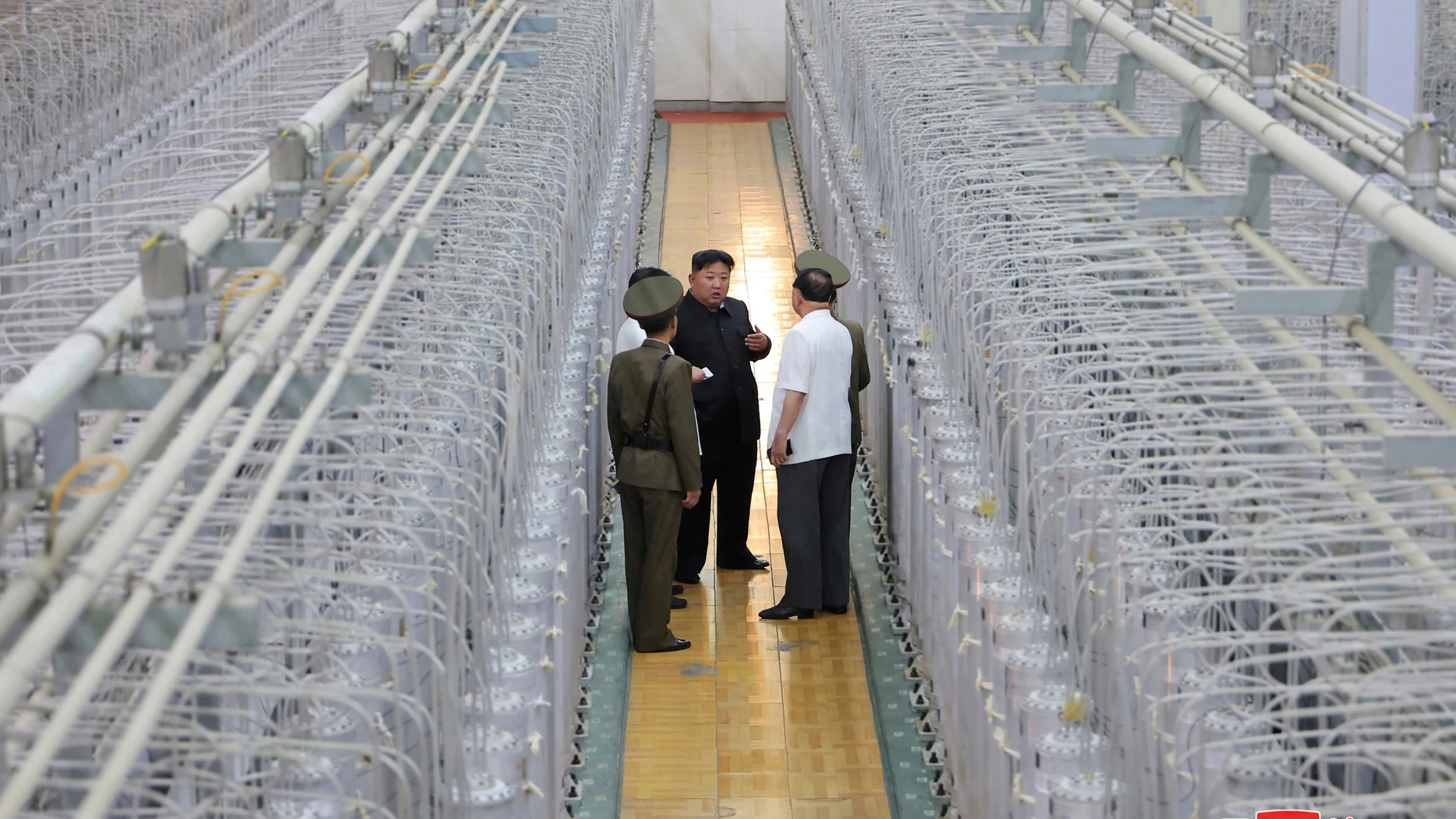 Kim Jong-un (en el centro) en una visita de inspección a lo que afirman es un instituto de armas nucleares y una instalación de materiales nucleares en un lugar no revelado de Corea del Norte