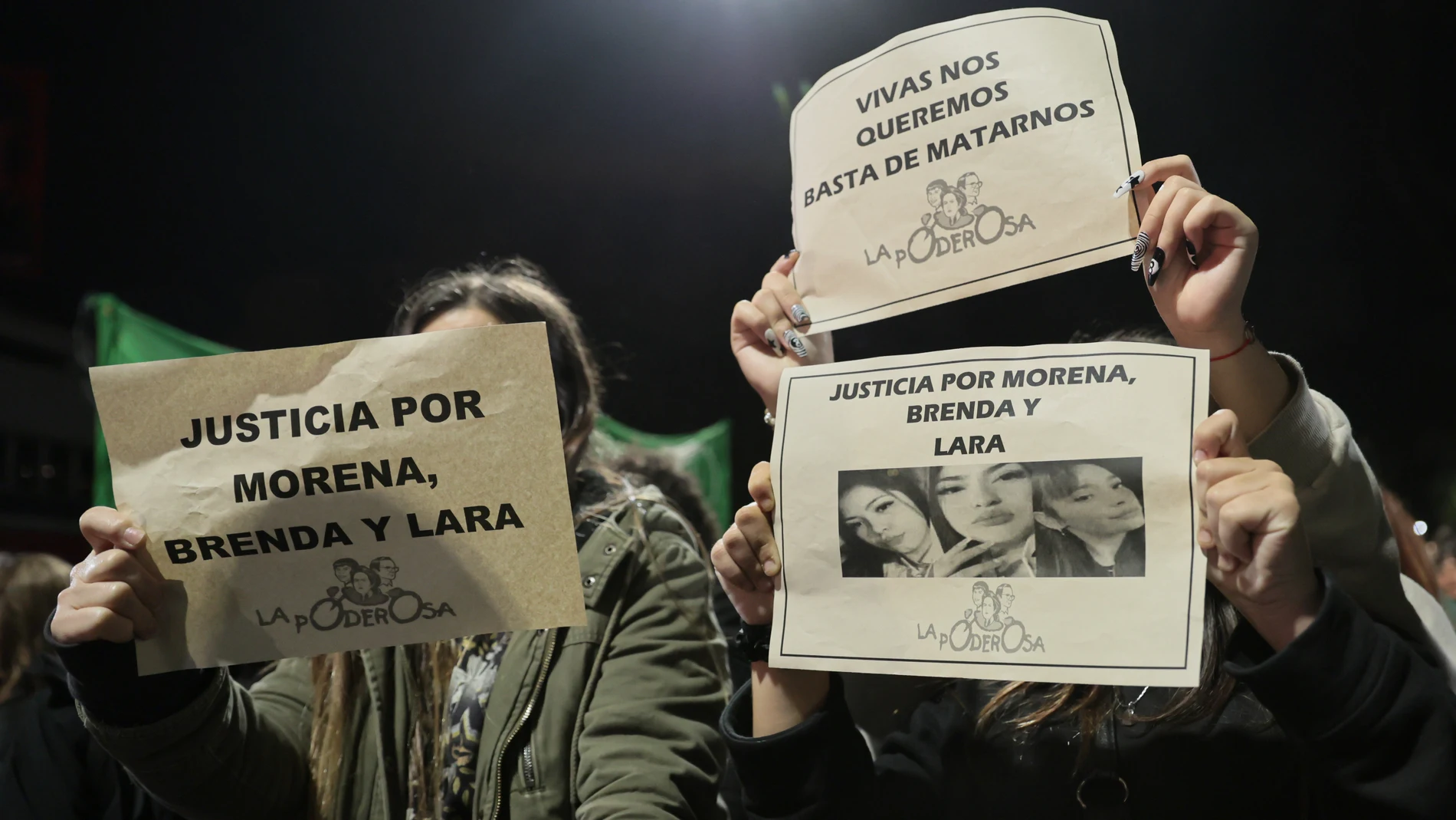 AME2185. BUENOS AIRES (ARGENTINA), 24/09/2025.- Personas sostienen carteles durante una manifestación este miércoles, en Buenos Aires (Argentina). Jornada de movilizaciones en varias ciudades de Argentina en reclamo de justicia por un triple feminicidio ocurrido en la provincia de Buenos Aires, cuyo gobernador, Axel Kicillof, vinculó con el accionar de "un grupo narco internacional". EFE/ Adan González