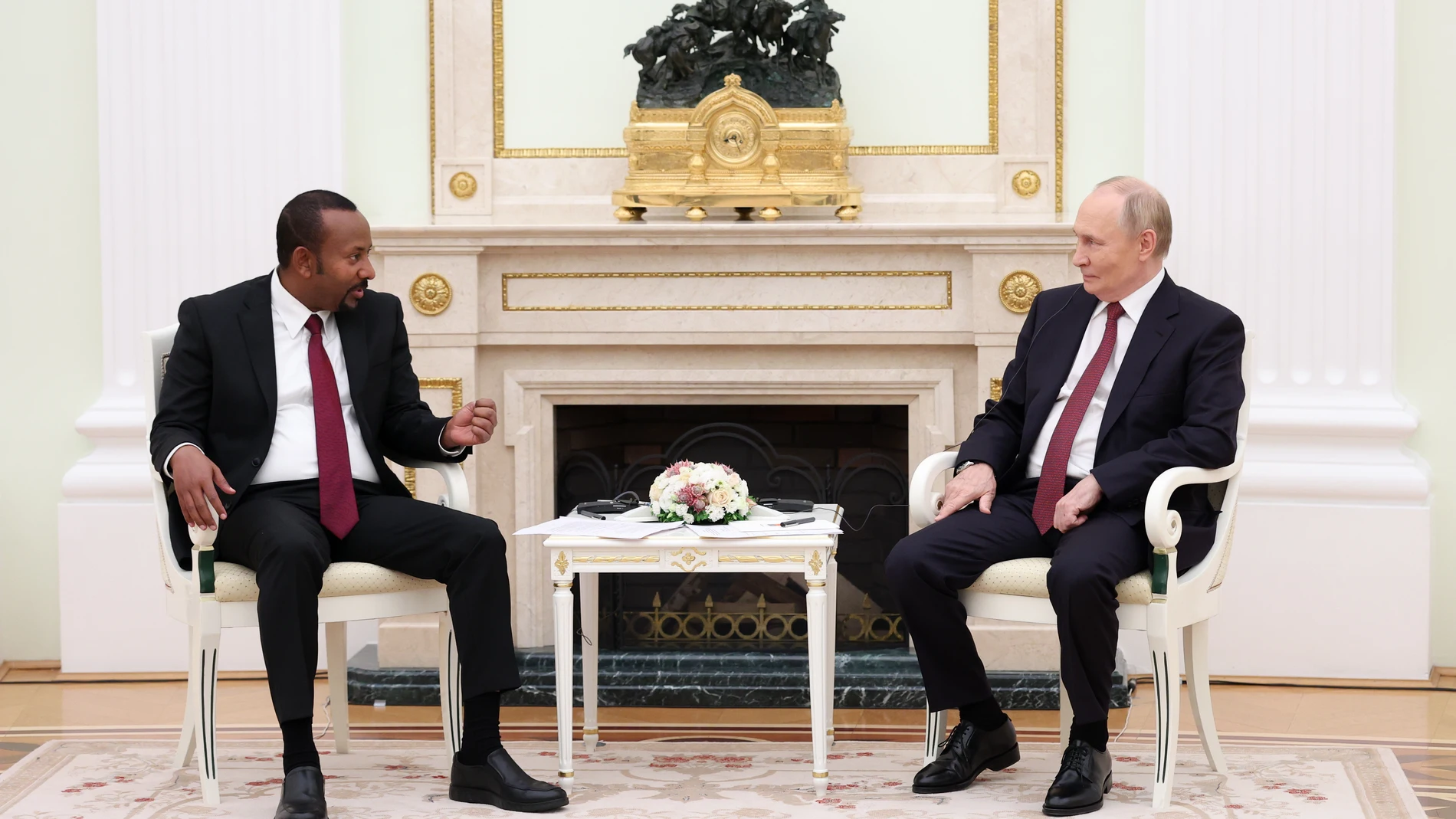 MOSCOW (Russian Federation), 25/09/2025.- Russian President Vladimir Putin (R) with Ethiopia's Prime Minister Abiy Ahmed (L) attend their meeting in Moscow, Russia, 25 September 2025. (Etiopía, Rusia, Moscú) EFE/EPA/RAMIL SITDIKOV / POOL