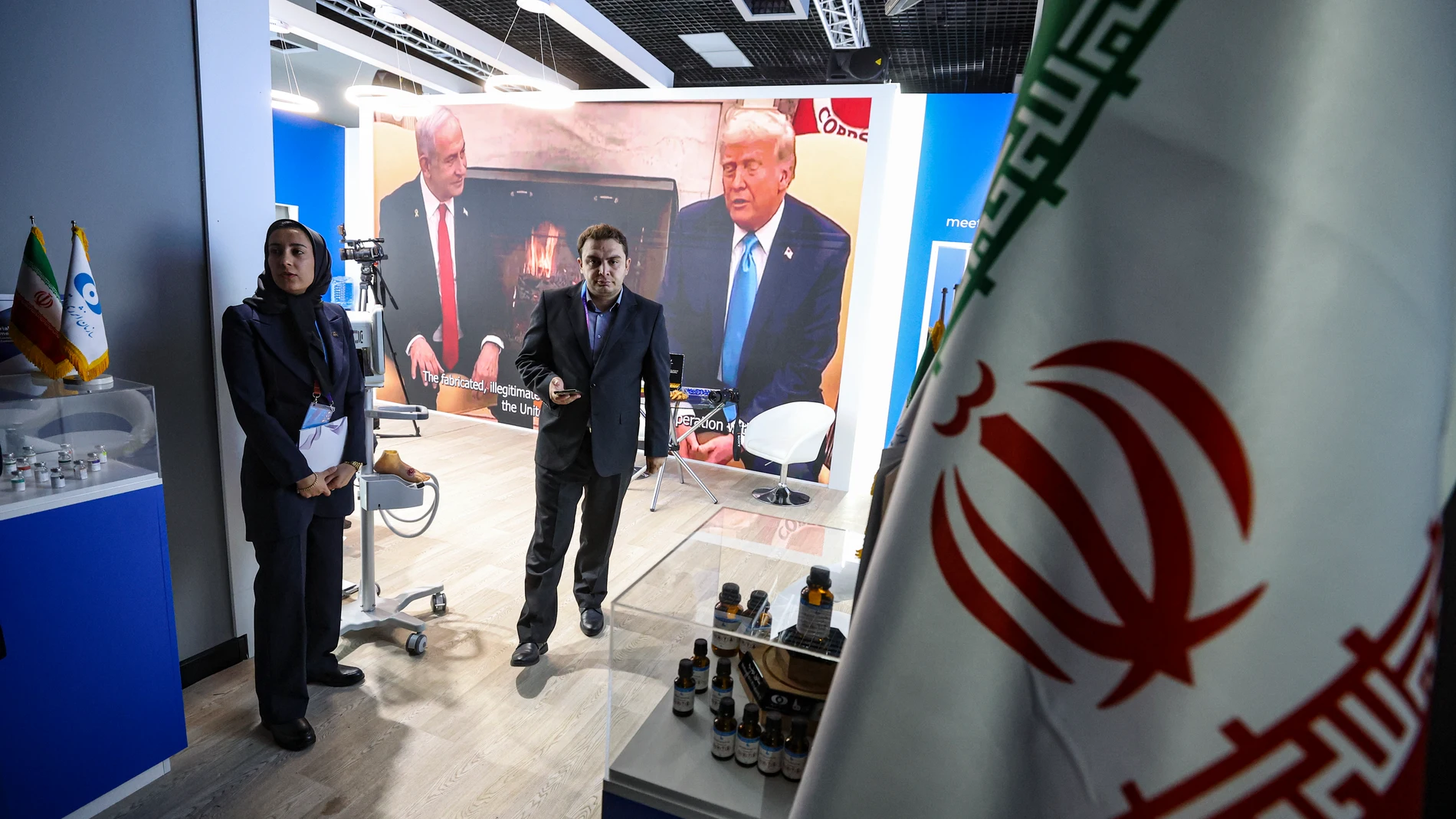 MOSCOW (Russian Federation), 25/09/2025.- Visitors examine the Iranian section of the exhibition at the World Atomic Week International Forum at the VDNKh Exhibition Centre in Moscow, Russia, 25 September 2025. The World Atomic Week international forum, the largest event dedicated to the nuclear and related industries, is being held at the VDNKh Exhibition Centre in Moscow from 25 to 28 September. (Rusia, Moscú) EFE/EPA/MAXIM SHIPENKOV