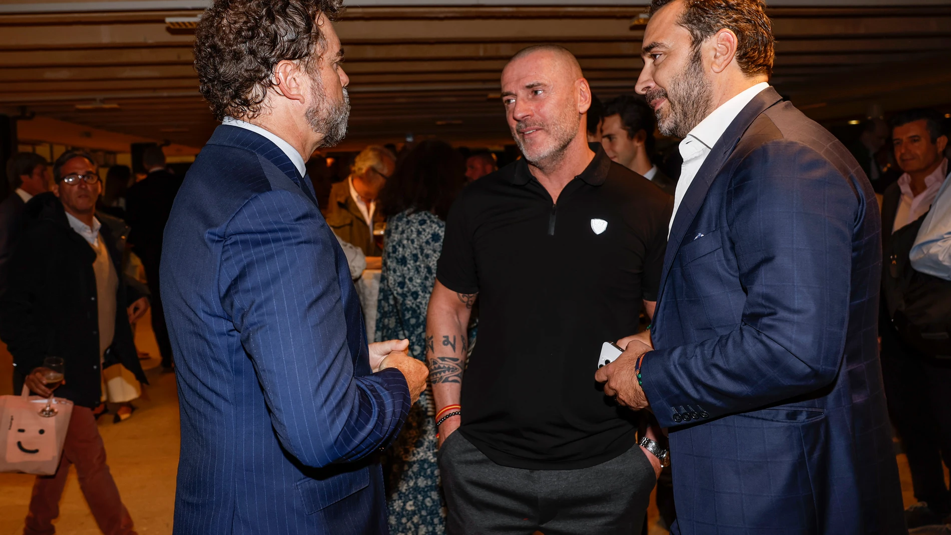 MADRID, 25/09/2025.- El exdiputado de Vox Iván Espinosa de los Monteros (i) conversa con el empresario Víctor de Aldama (d) y con Daniel Esteve, de "Desokupa" durante el acto en el que presenta la Fundación Atenea, este jueves en Madrid. EFE/ Juanjo Martín