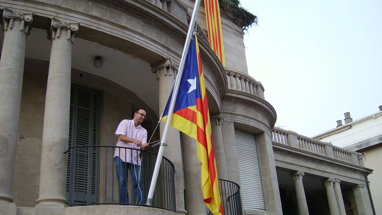 Vídeo: crecen las retiradas de "estelades" independentistas de los ayuntamientos en Cataluña
