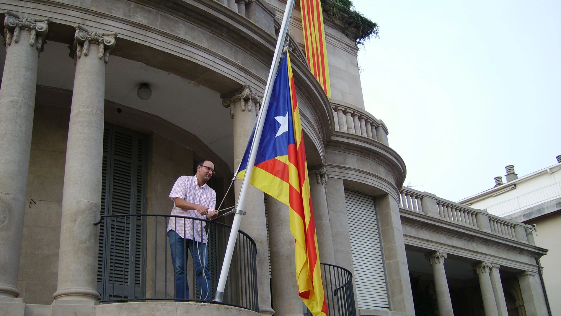 Retiran una "estelada" independentista en un ayuntamiento catalán