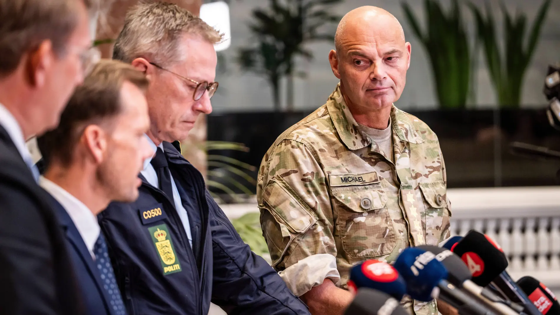 De izquierda a derecha: el ministro de Defensa danés, Troels Lund Poulsen; el ministro de Justicia danés, Peter Hummelgaard; el jefe de policía, Thorkild Fogde; y el jefe de Defensa, Michael Hyldgaard, ofrecen una conferencia de prensa