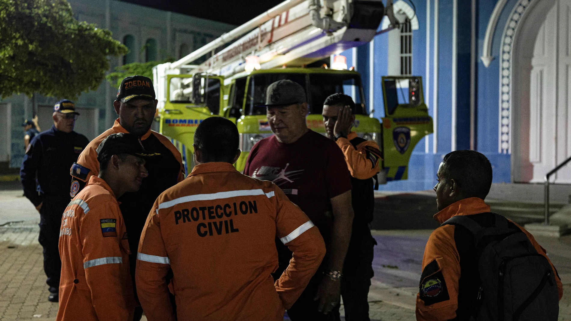 AME2278. MARACAIBO (VENEZUELA), 24/09/2025.- Integrantes de Protección Civil y Bomberos asisten a la iglesia Santa Barbara, afectada por un movimiento sísmico este miércoles, en Maracaibo (Venezuela). Un sismo de magnitud 5,4 en la escala de Richter ha sacudido las regiones del oeste de Venezuela, sin que hasta el momento se hayan registrado heridos, informó la Fundación Venezolana de Investigaciones Sismológicas (Funvisis). EFE/ Henry Chirinos
