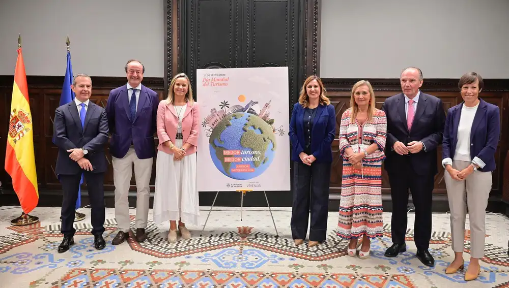 La alcaldesa Catalá y a edil Llobet, junto a representantes del sector turístico
