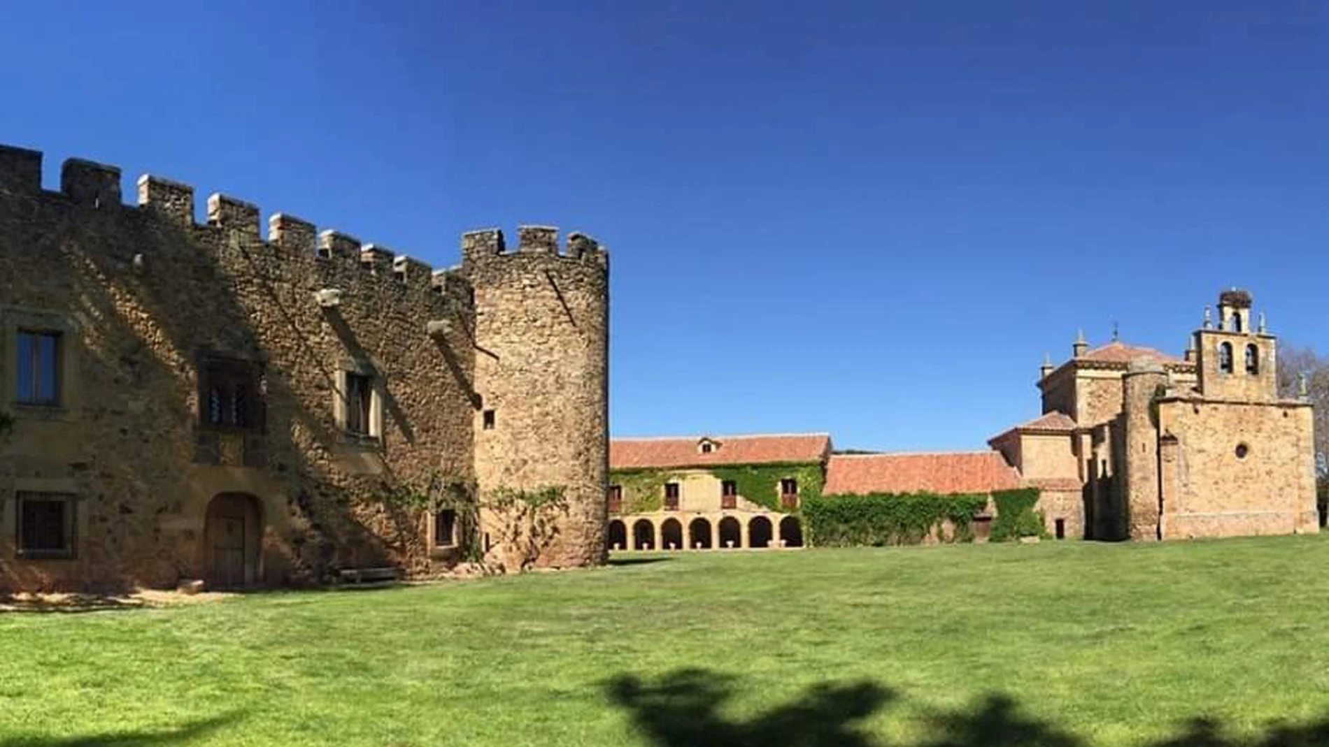 Este imponente castillo se vende en Almarza