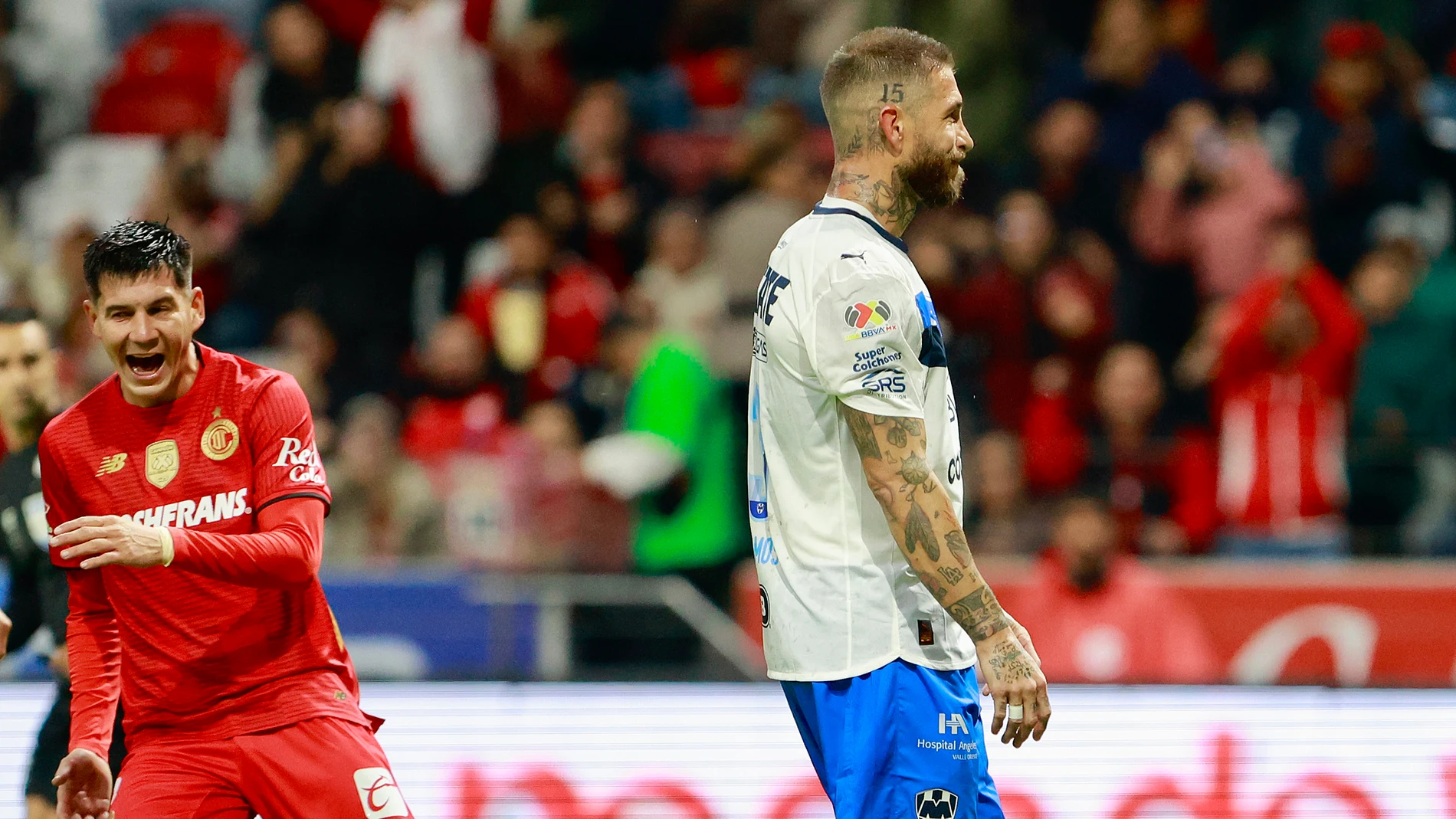 MEX3733. TOLUCA (MÉXICO), 24/09/2025.- Sergio Ramos (d) de Monterrey reacciona este miércoles, durante un partido de la Liga MX entre Toluca y Monterrey en el estadio Nemesio Diez, en Toluca (México). EFE/ Felipe Gutiérrez