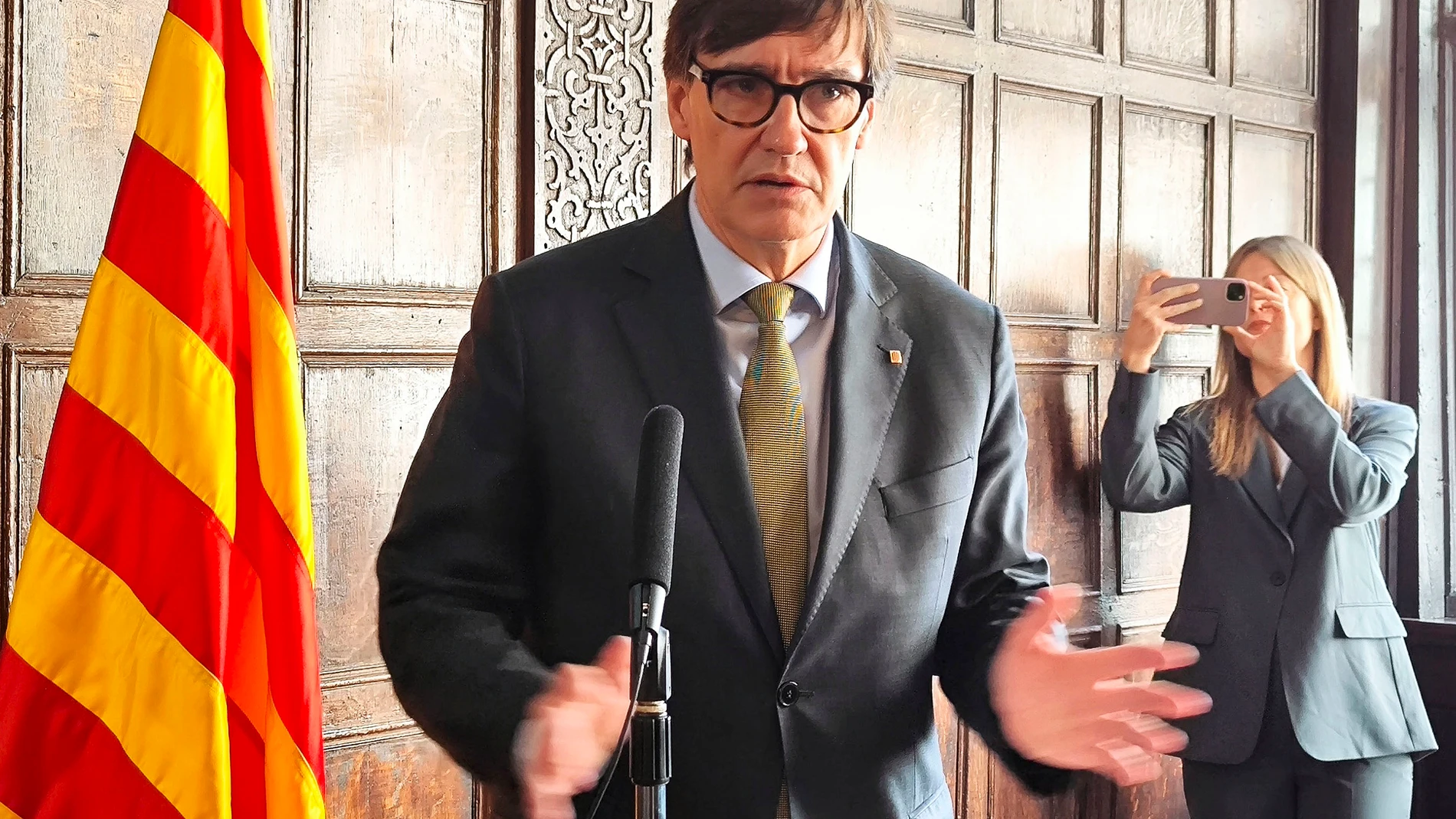 LONDRES (REINO UNIDO), 25/09/2025.- El presidente de la Generalitat, Salvador Illa durante una rueda de prensa en su viaje institucional de un día al Reino Unido, donde se reúne con directivos catalanes de empresas presentes en Londres y participa en una cumbre organizada por Apple. EFE/ Guillermo Garrido