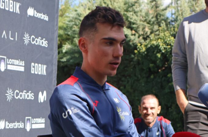 Juan Ayuso, en Navacerrada con Valverde al fondo