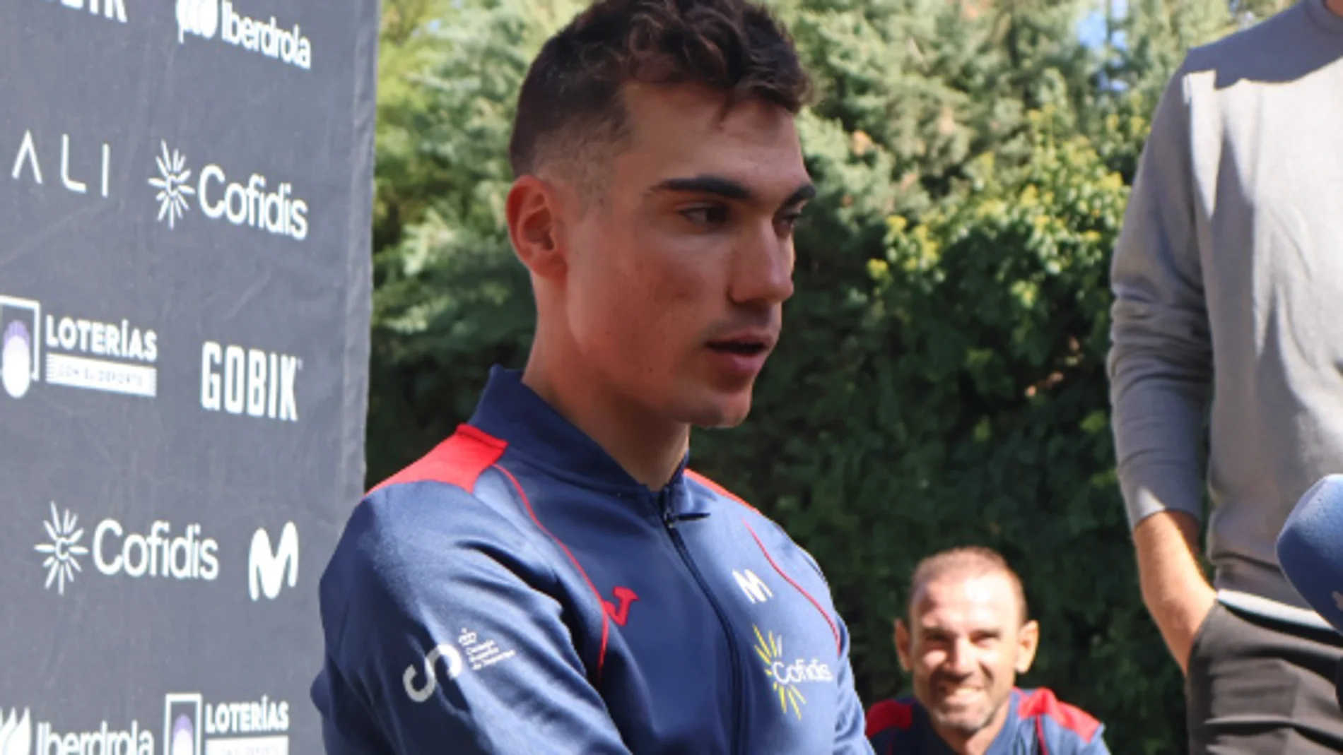 Juan Ayuso, en Navacerrada con Valverde al fondo