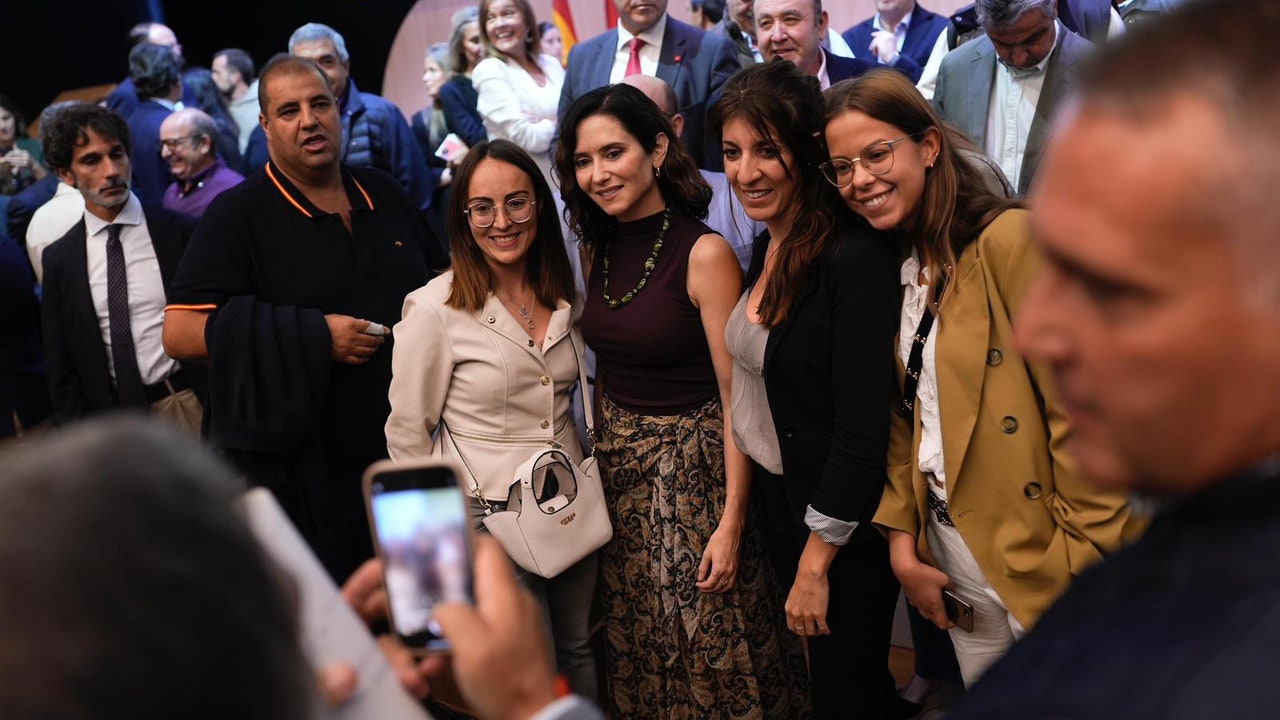 Isabel Díaz Ayuso se ha comprado en Zara la falda que es puro efecto tipazo y tendencia este otoño