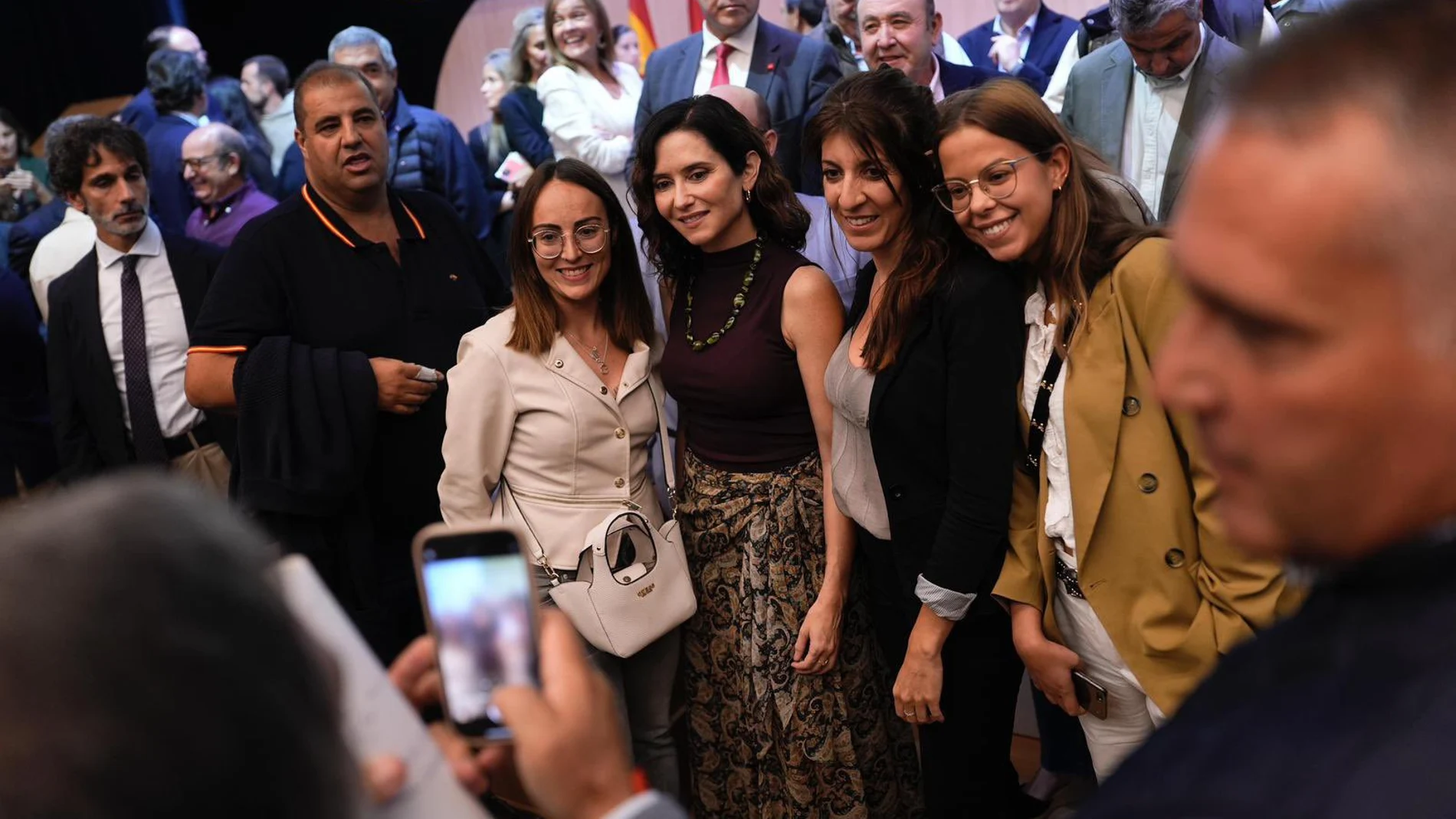 Ayuso con falda de Zara.