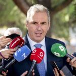 MADRID.-Ortega Smith (Vox) arropa a Espinosa de los Monteros : "A nadie puede molestar que venga a darle un abrazo a un amigo"