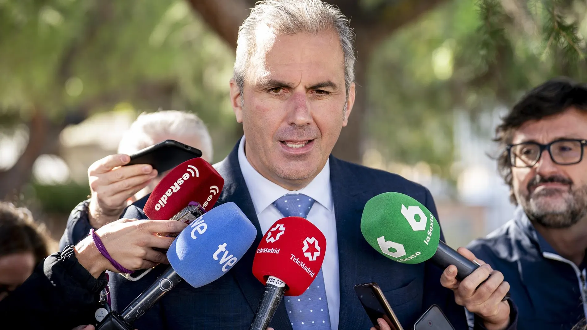 MADRID.-Ortega Smith (Vox) arropa a Espinosa de los Monteros : "A nadie puede molestar que venga a darle un abrazo a un amigo"