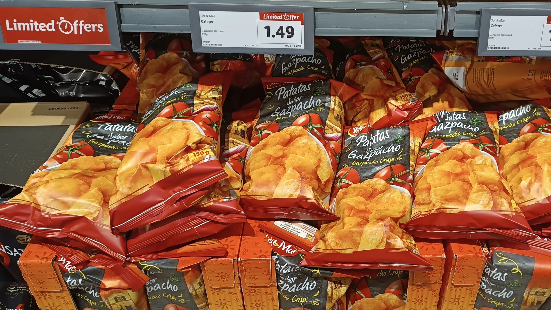 Patatas fritas sabor gazpacho en una tienda Lidl de Escocia