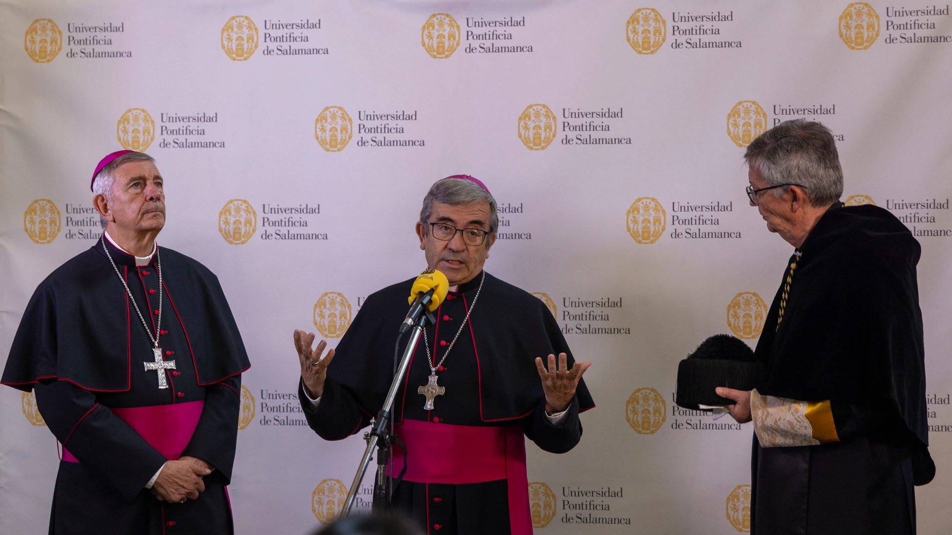 Luis Argüello atiende a los medios en el arranque del curso académico de la Pontificia de Salamanca