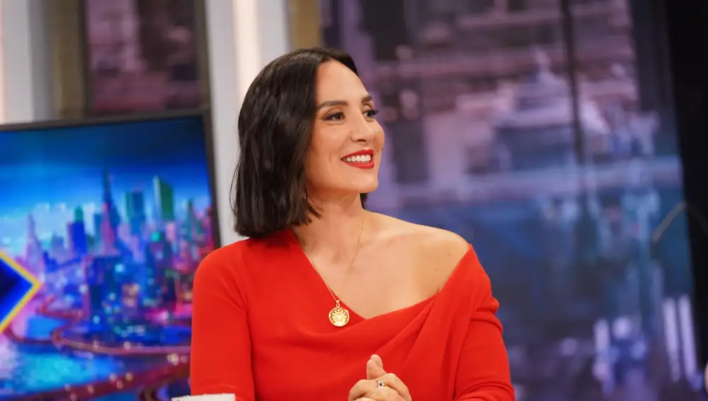 Tamara Falcó con look con vaqueros rotos.