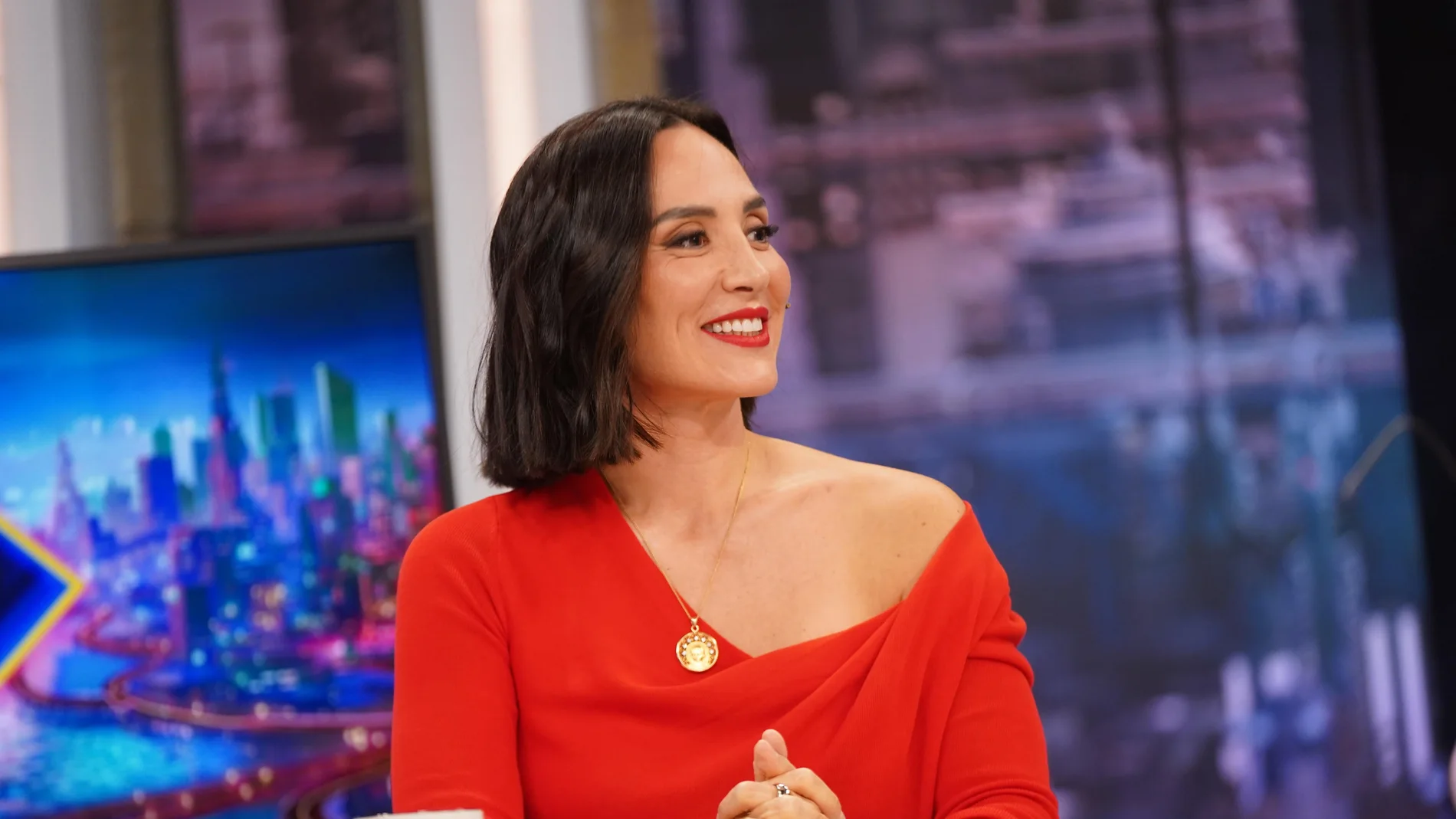 Tamara Falcó con look con vaqueros rotos.