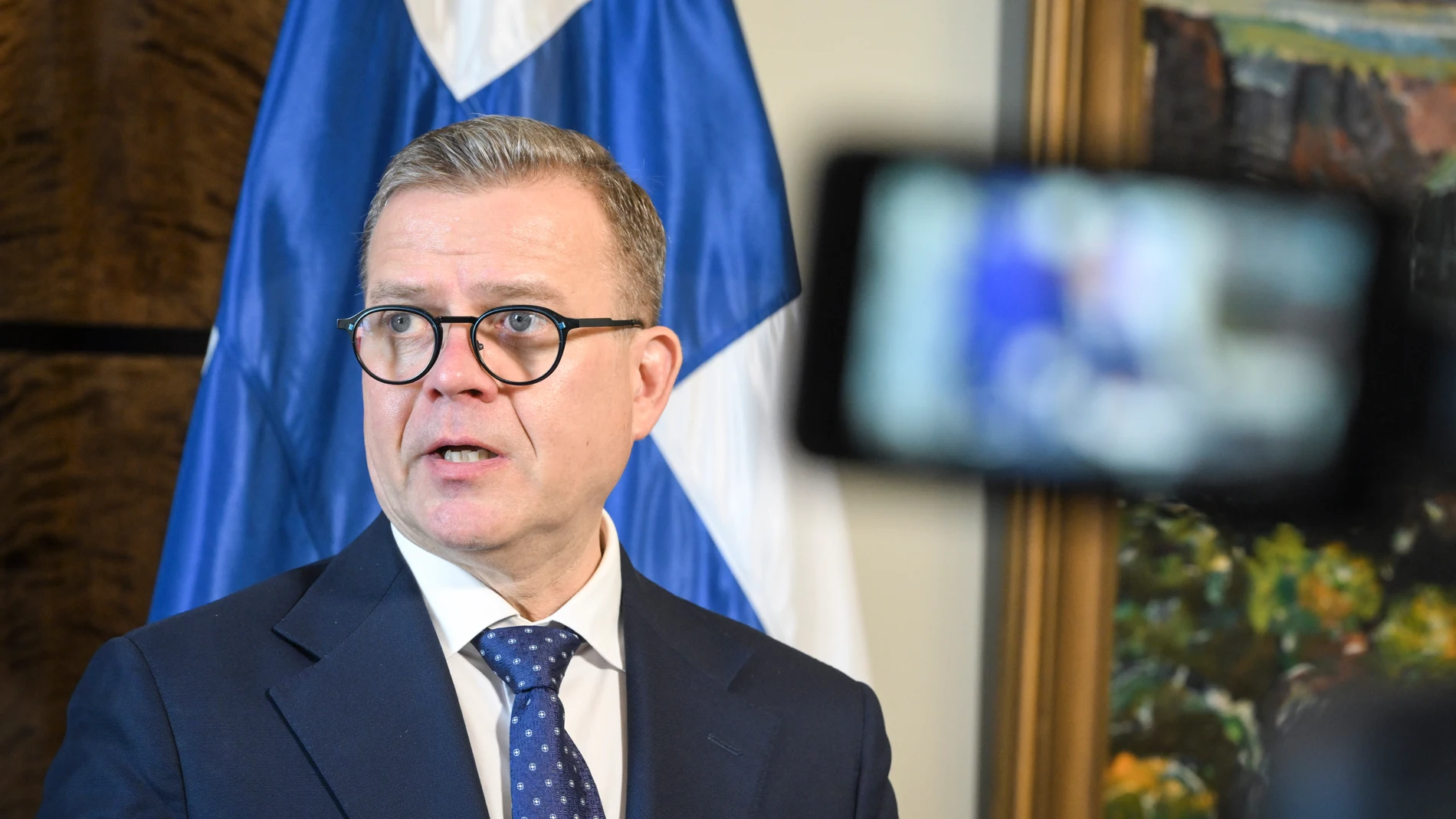Helsinki (Finland), 26/09/2025.- Finnish Prime Minister Petteri Orpo speaks to the press after a meeting with the European Commissioner for Defence and Space at Parliament House in Helsinki, Finland, 26 September 2025. The EU commissioner is visiting Helsinki to discuss, among other topics, the proposal to build an anti-drone defense system along the Union's eastern border, the development of European defense and security, and the funding for defense in the EU's multiannual financial framewor...