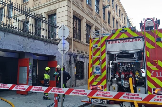 Los bomberos acordonan la escuela de Kontxa para sofocar un incendio