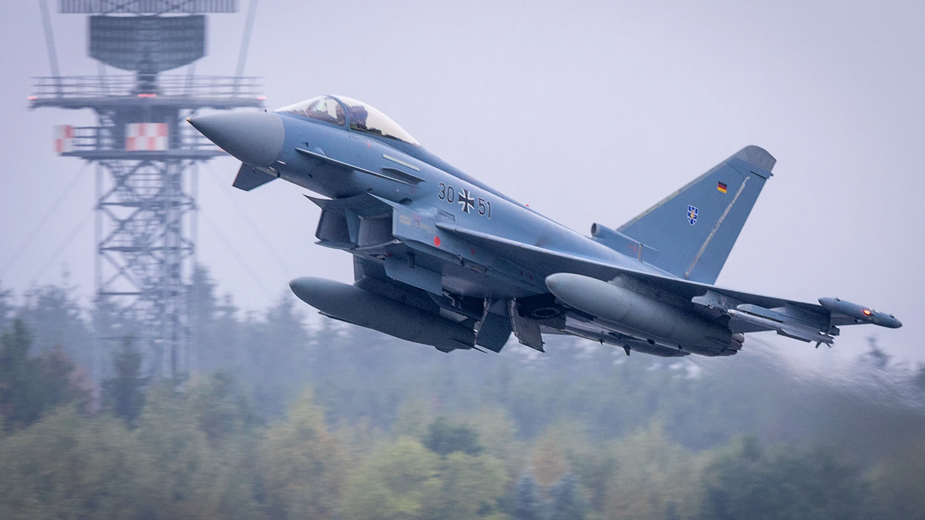 (Foto de ARCHIVO) FILED - 10 October 2023, Mecklenburg-Western Pomerania, Laage: A German Eurofighter jet takes off during a military exercise. Russian drone attacks on Ukraine violated NATO airspace over Romania during the night, prompting German Eurofighters to scramble, dpa learnt on Thursday morning. Photo: Jens Büttner/dpa 10/10/2023 ONLY FOR USE IN SPAIN