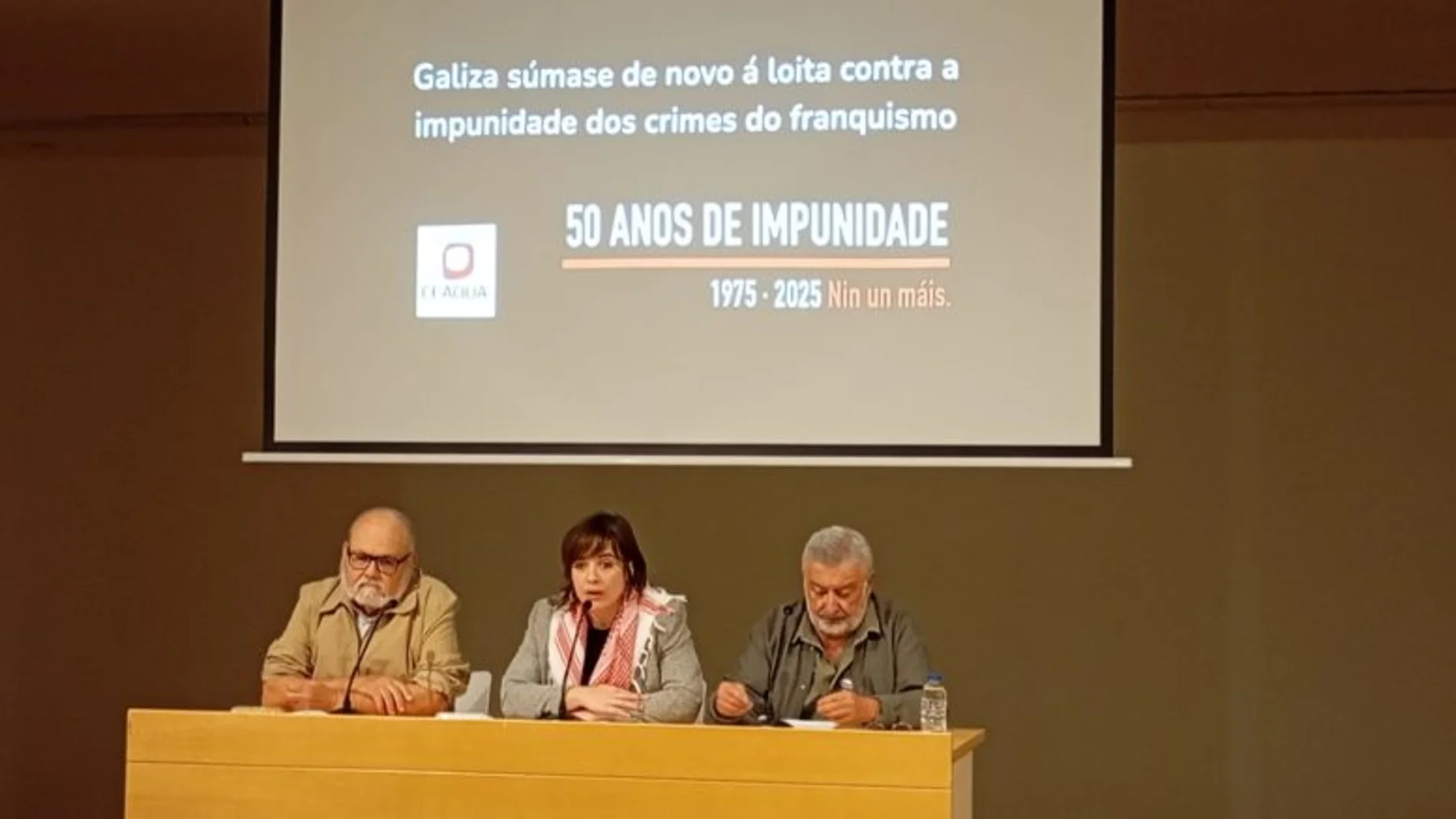 Los denunciantes, hoy, en rueda de prensa.
