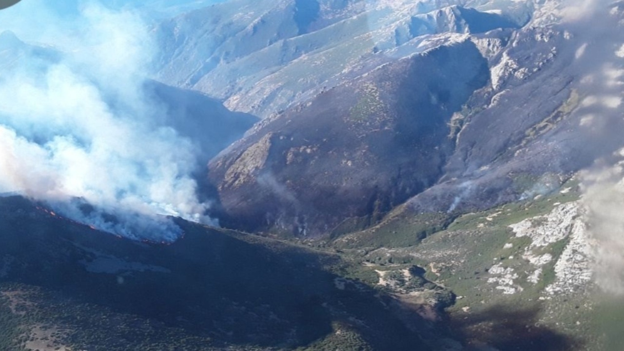 El incendio del Pico del Lobo se descontrola: desalojan dos pueblos y activan el nivel 2