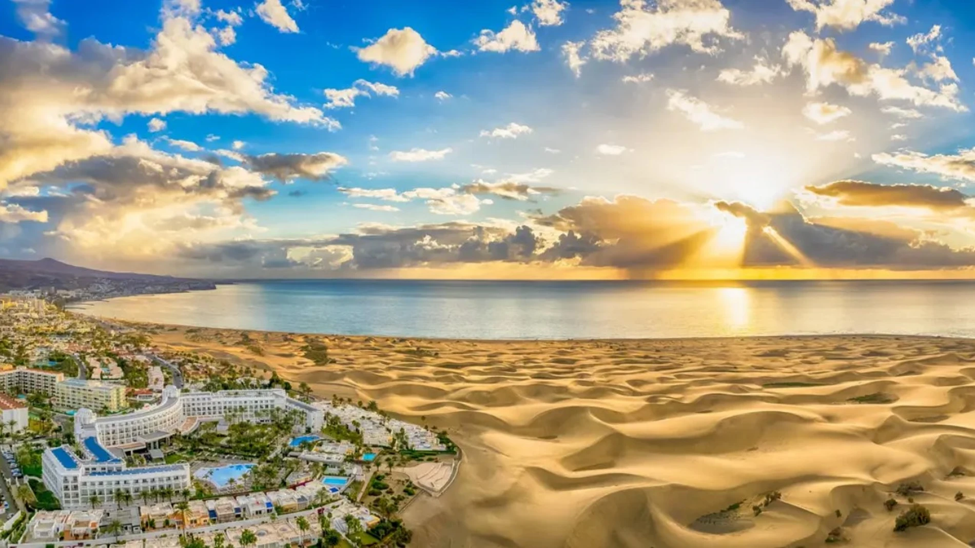 El rincón de España que luce como un cuento de Disney: dunas, faros y un oasis