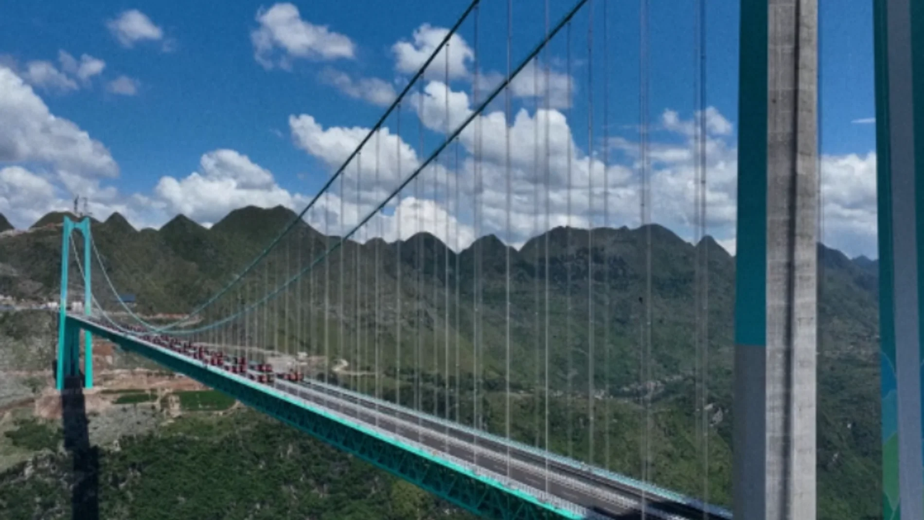 China rompe su propio récord con el puente más alto del mundo, de 625 metros sobre un río