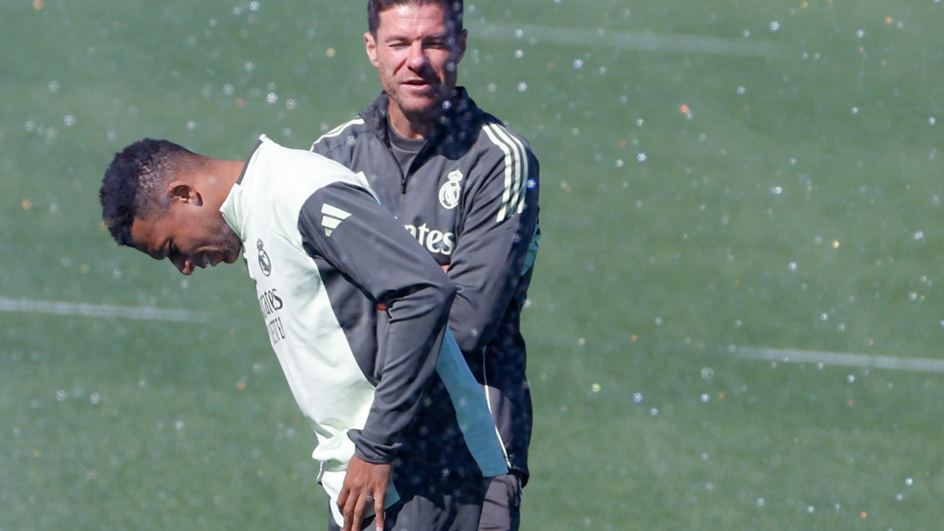 MADRID, 26/09/2025.- El entrenador del Real Madrid Xabi Alonso junto al delantero Kylian Mbappé (i) durante el entrenamiento realizado este viernes en la Ciudad Deportiva de Valdebebas, en la víspera del partido de Liga que el equipo disputa este sábado ante el Atlético de Madrid. EFE/Javier Lizón