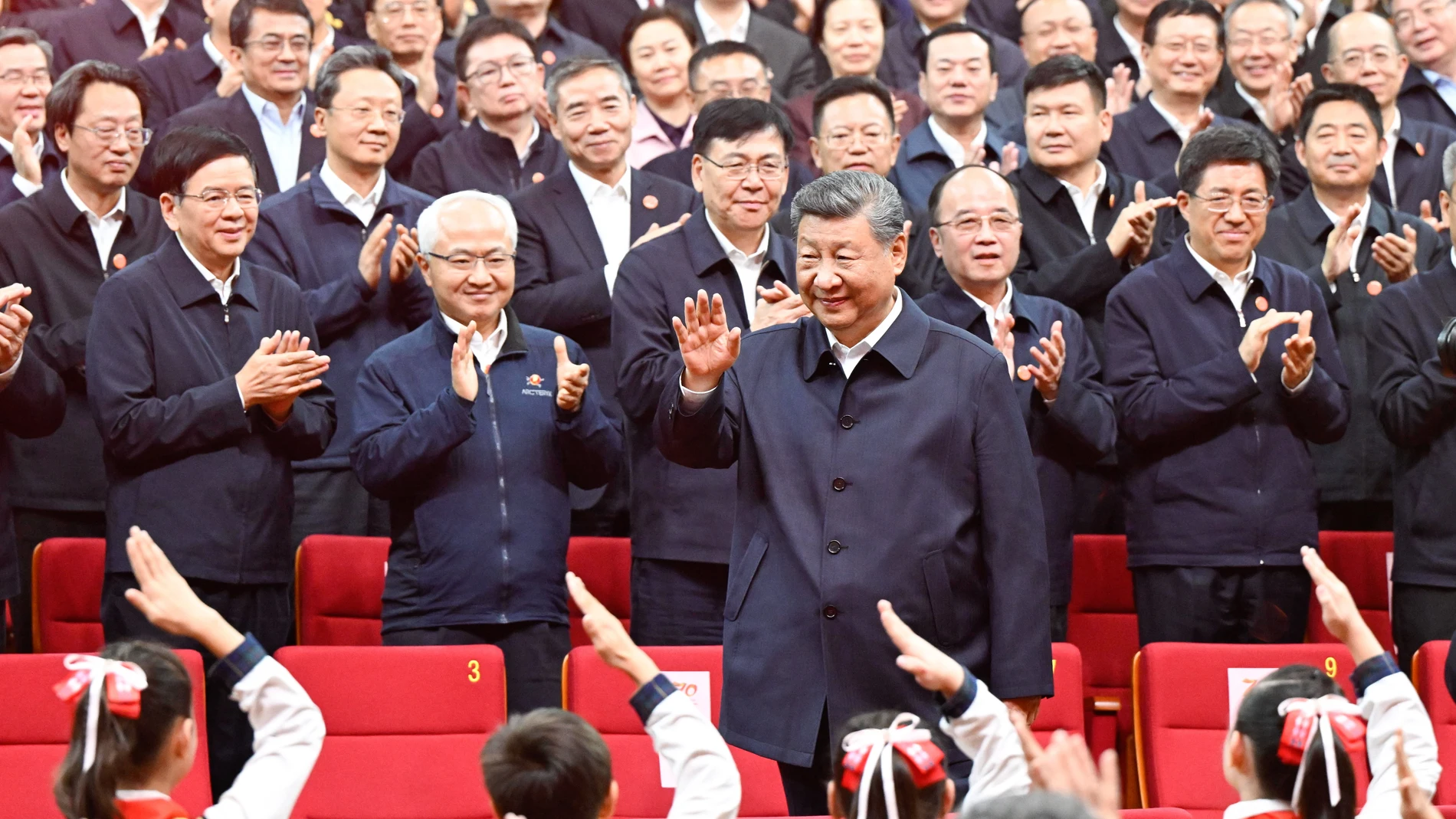 Urumqi (China), 26/09/2025.- Chinese President Xi Jinping, general secretary of the Communist Party of China (CPC) Central Committee and chairman of the Central Military Commission, waves to the crowd while attending a gala marking the 70th founding anniversary of the Xinjiang Uygur Autonomous Region in Urumqi, the regional capital, 24 September 2025 (26 September 2025). Xi joined people of all ethnic groups in Xinjiang to watch the gala entitled “Beautiful Xinjiang.” EFE/EPA/XINHUA / SHEN HO...