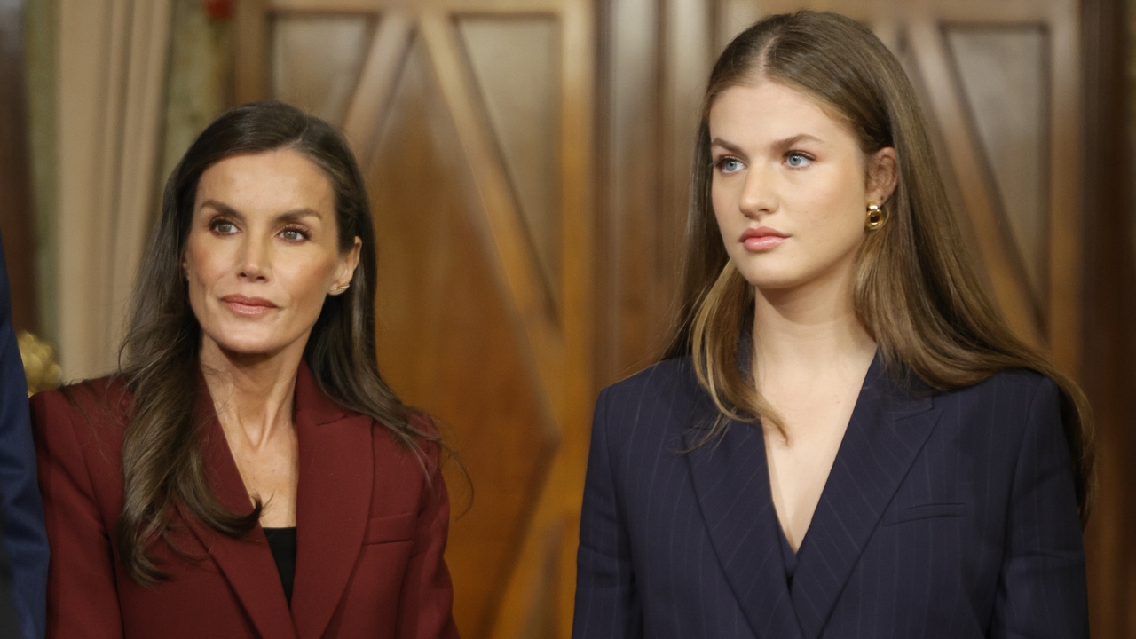 La Reina Letizia se coordina con Leonor en Navarra y estrena bolso de Carolina Herrera de 790 euros