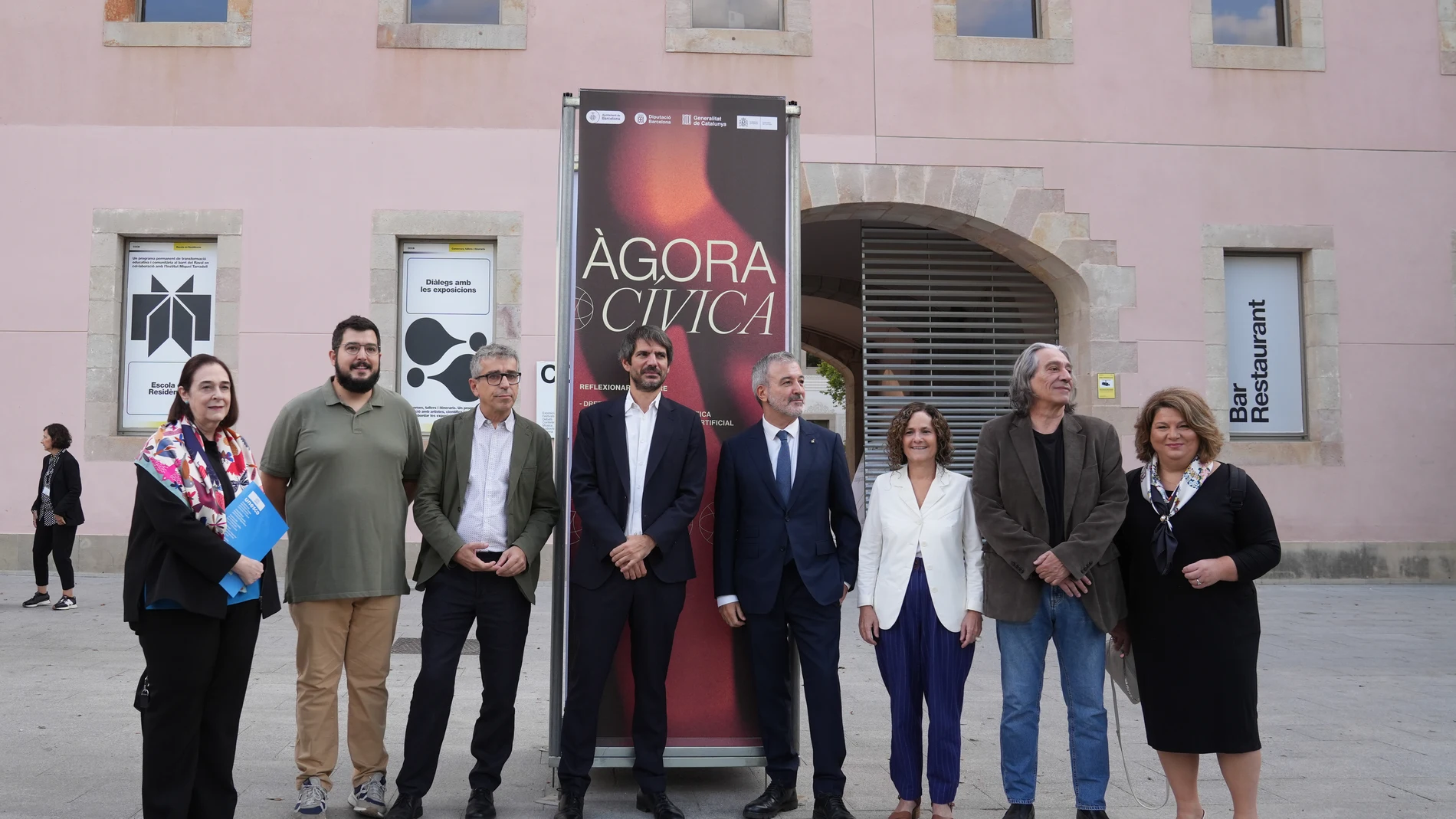 El ministro de cultura, Ernest Urtasun (4i), el alcalde de Barcelona, Jaume Collboni (4d), durante la inauguración de Àgora Cívica del Mondiacult, en el Centro de Cultura Contemporánea de Barcelona (CCCB), a 26 de septiembre de 2025, en Barcelona, Cataluña (España). Àgora Cívica es el foro ciudadano internacional de debates y actividades paralelas a la conferencia MONDIACULT 2025 de la UNESCO, cuya meta es repensar el papel de la cultura en el mundo contemporáneo y dar voz a la sociedad civil...
