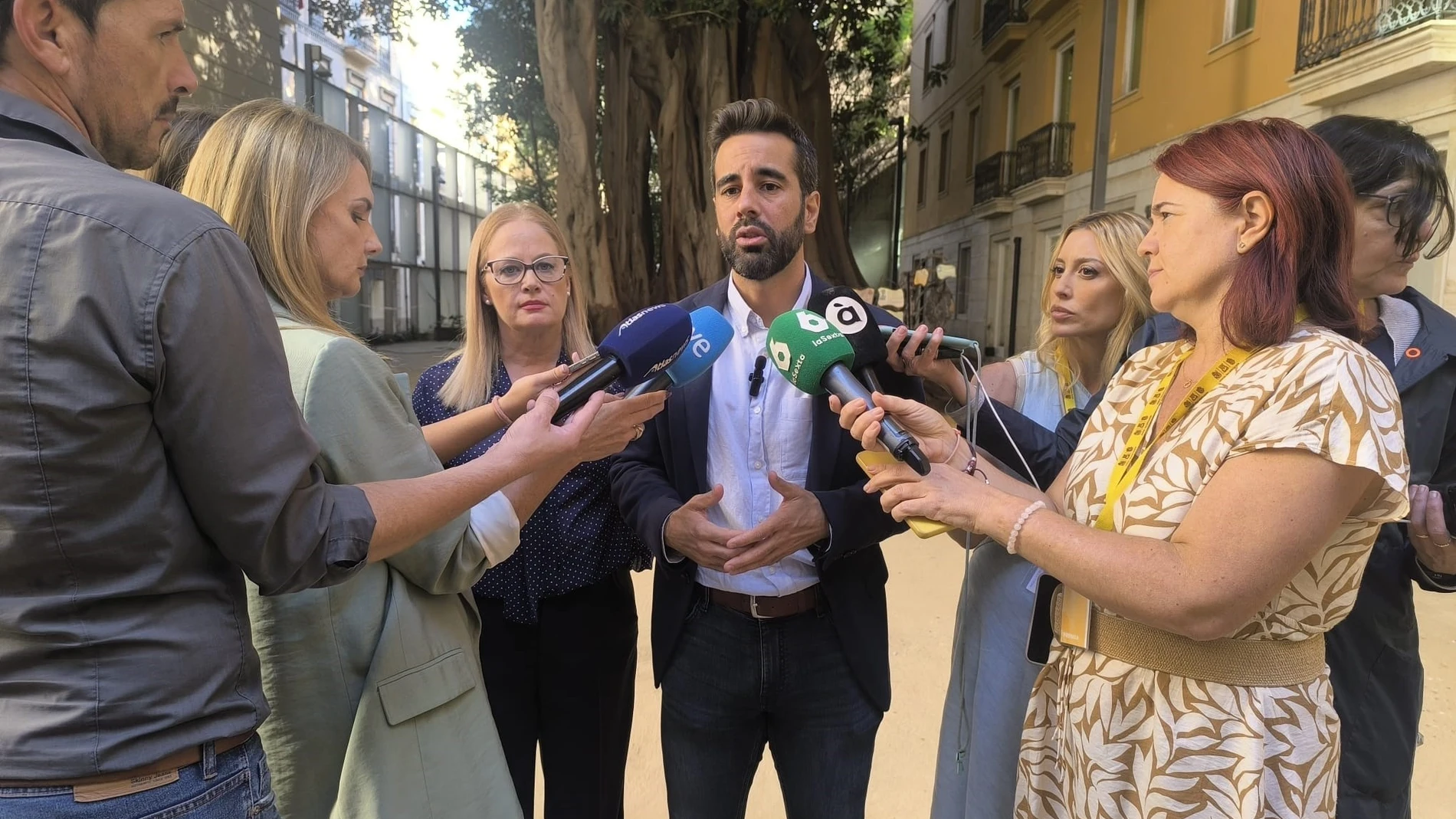 El síndic José Muñoz atiende a los medios REMITIDA / HANDOUT por PSPV Fotografía remitida a medios de comunicación exclusivamente para ilustrar la noticia a la que hace referencia la imagen, y citando la procedencia de la imagen en la firma 26/09/2025