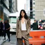 Influencer con zapatillas en la semana de la moda de Nueva York.