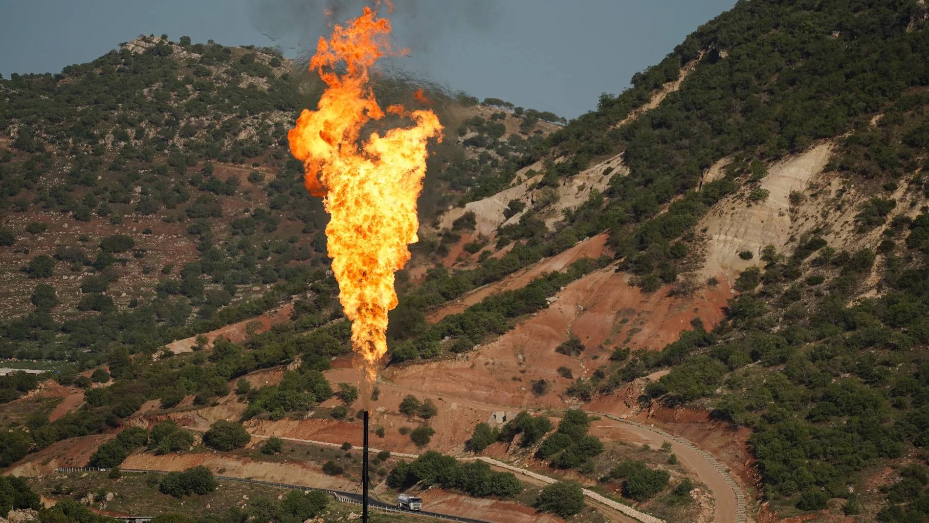 (Foto de ARCHIVO) April 4, 2025, Shekhan District, Dohuk, Iraq: This picture shows a chimney at an oil field in the Shekhan district near the Kurdish city of Dohuk in the Kurdistan Region of Iraq. Several oil fields in the Kurdistan Region were targeted by explosive-laden drones between July 14th and 17th, halting operations at several fields, some of which are operated by the United States, according to Kurdish authorities. Europa Press/Contacto/Ismael Adnan 04/04/2025 ONLY FOR USE IN SPAIN