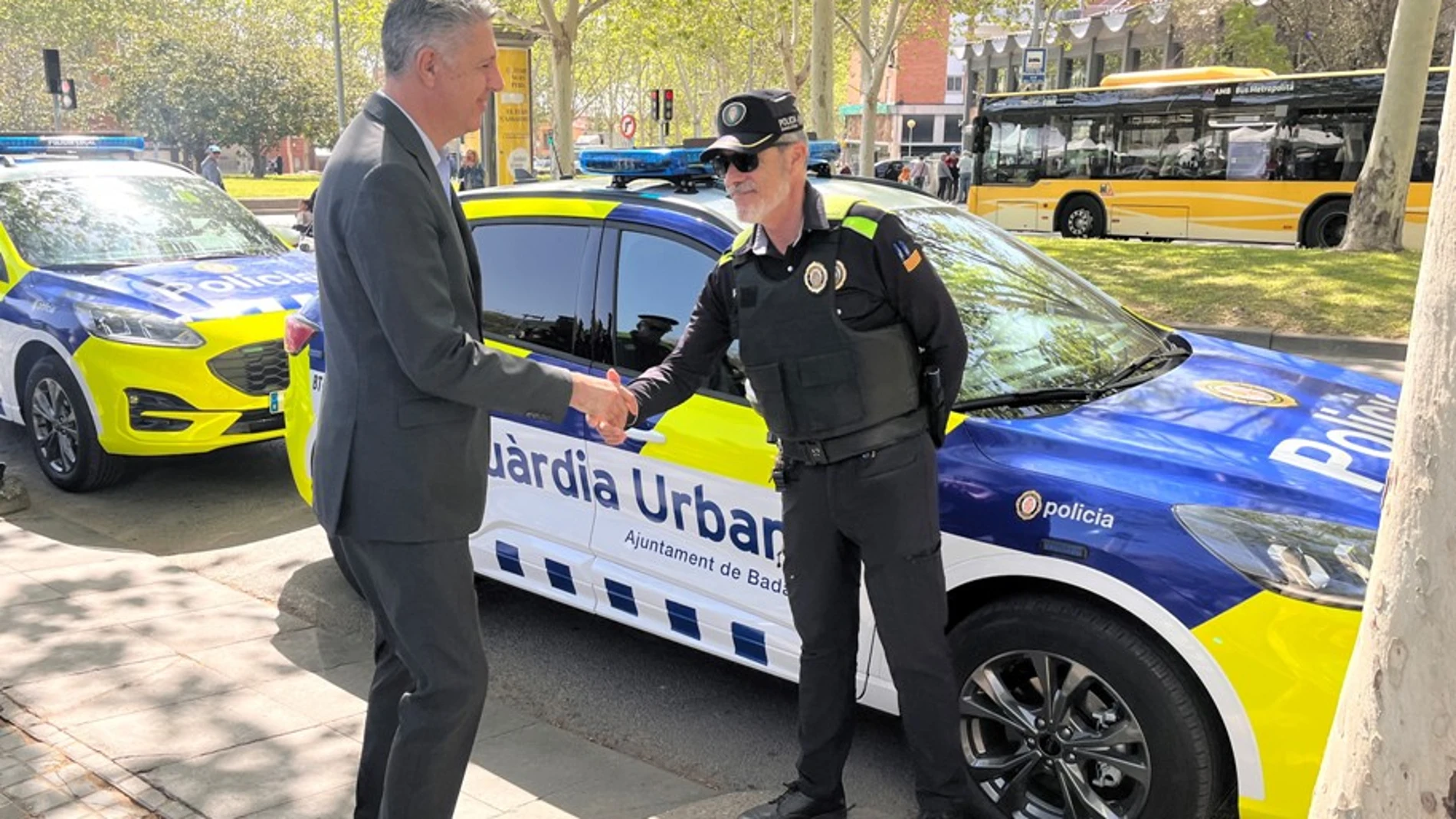 Xavier García Albiol, con agentes de la Guardia Urbana