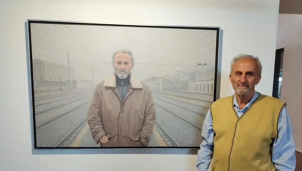 El pintor Ricardo Sánchez muestra un autoretrato que puede verse en la exposición