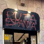 La pintada en la fachada de la tienda