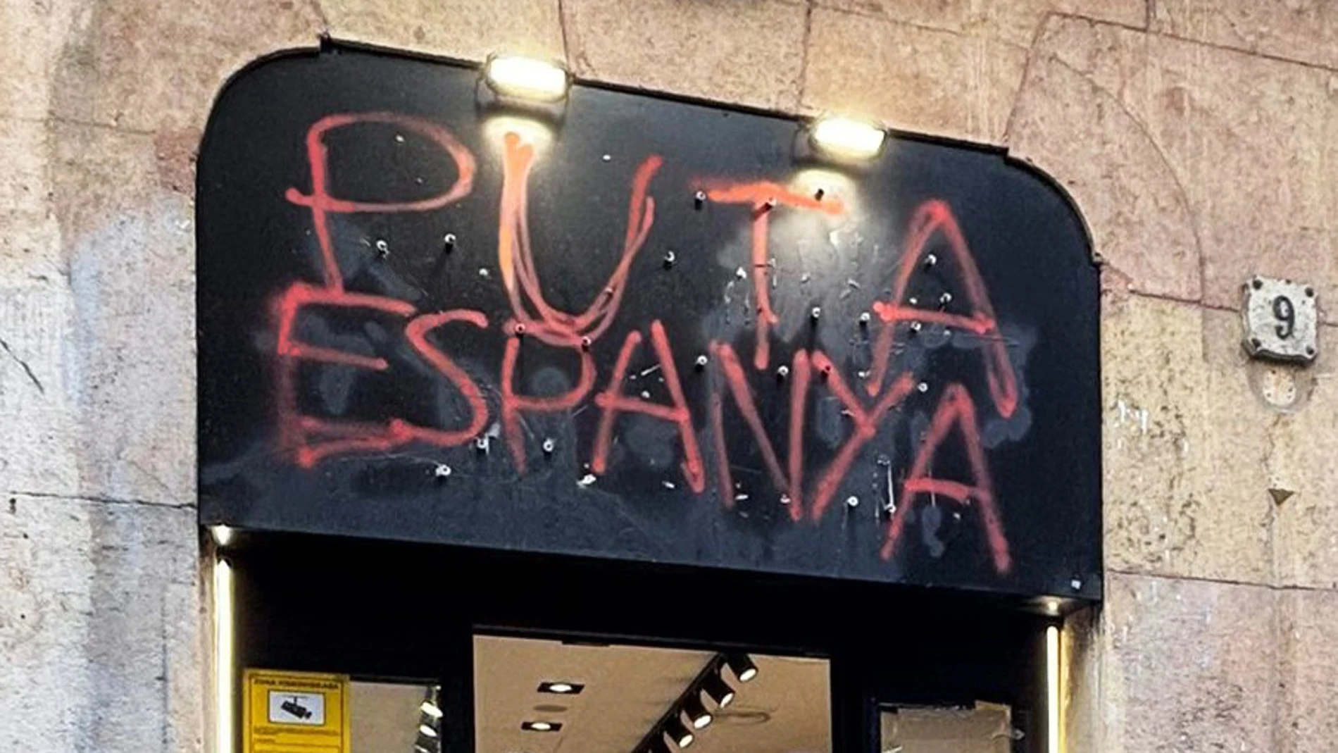 La pintada en la fachada de la tienda