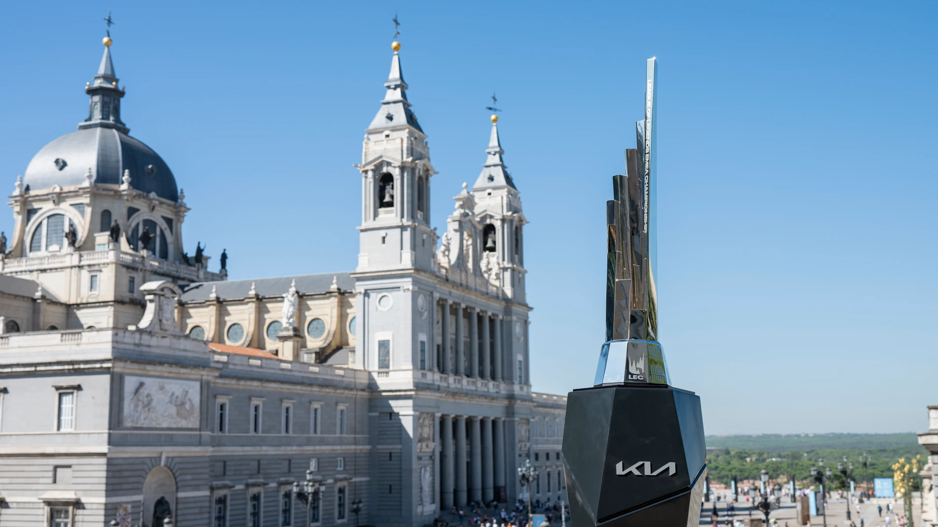MADRID, 26/09/2025.- Fotografía tomada el 25 de septiembre 2025 del trofeo del Campeonato Europeo de League of Legends en Madrid. Madrid se transforma desde hoy, y durante todo el fin de semana, en el centro del universo ‘Gamer’. Concursos de 'Cosplay' (disfraces), actividades, la posibilidad de conocer a algunas de las estrellas de los 'e-sports' (deportes electrónicos) y la final europea de uno de los videojuegos más famosos del mundo de competición online, ‘League of Legends’, que se dispu...