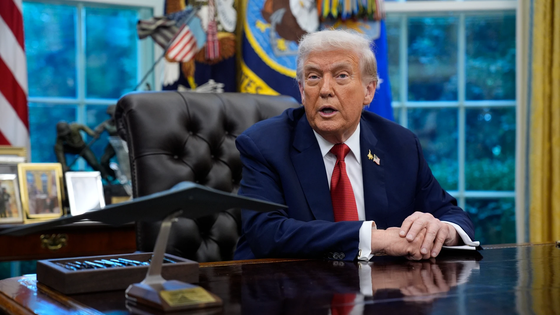 Washington (USA), 26/09/2025.- US President Donald Trump delivers remarks as he signs executive orders in the Oval Office of the White House in Washington, DC, USA, 25 September 2025. EFE/EPA/YURI GRIPAS / POOL