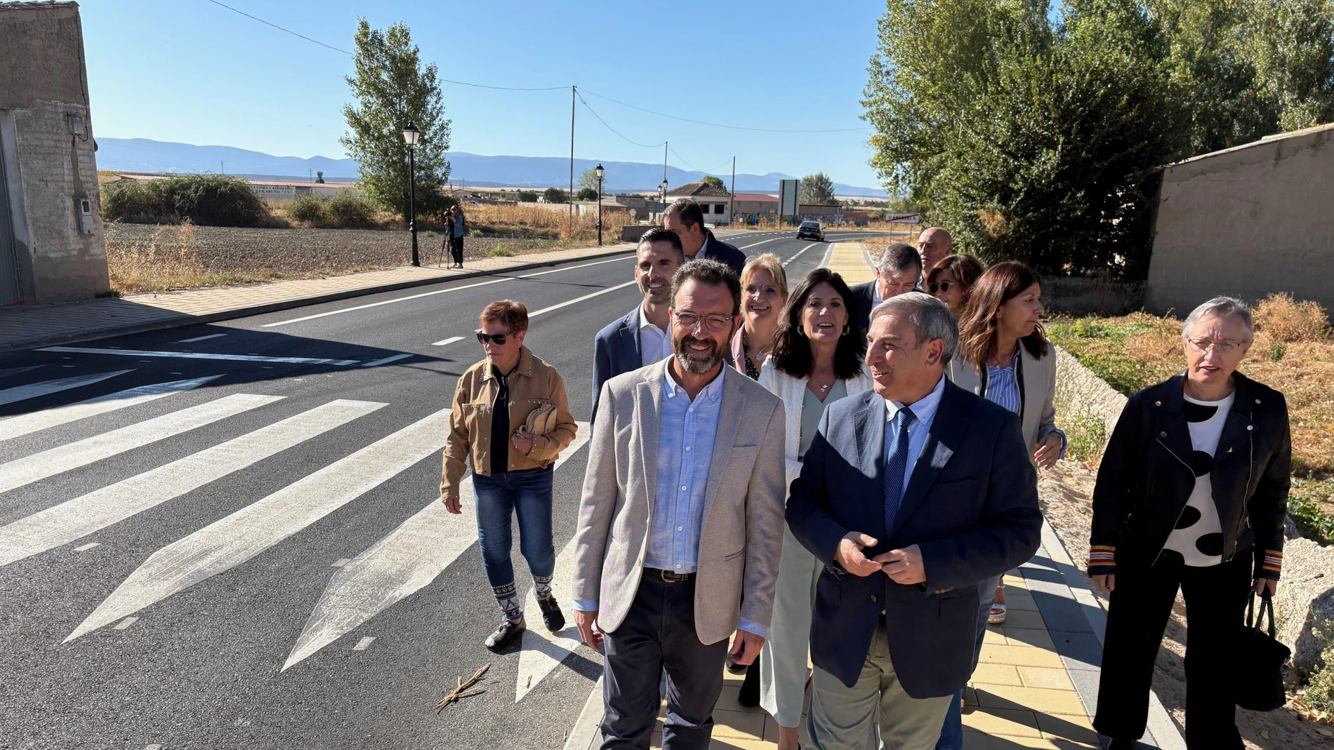 El consejero Sanz Merino visita las actuaciones realizadas en la travesía de la CL-603 a su paso por Cabezuela (Segovia)