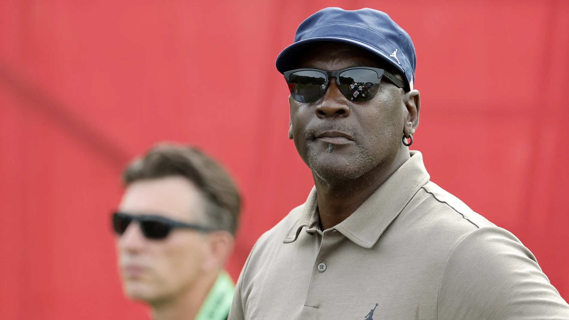 Farmingdale (United States), 27/09/2025.- Michael Jordan watches the afternoon fourball matches of the 2025 Ryder Cup golf tournament at the Bethpage Black Golf Course in Farmingdale, New York, USA, 27 September 2025. (Jordania, Nueva York) EFE/EPA/ERIK S. LESSER