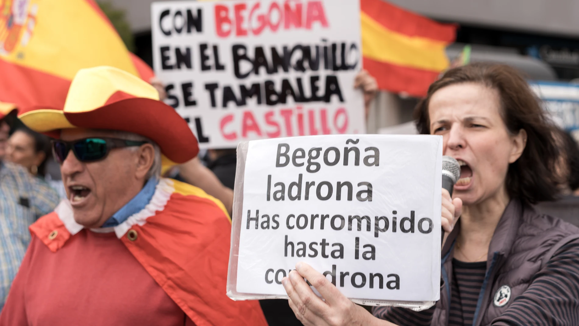 Varias personas protestan antes de la llegada de la mujer del presidente del Gobierno a declarar ante el juez Peinado, por el ‘caso Begoña Gómez’, en los Juzgados de Plaza de Castilla, a 27 de septiembre de 2025, en Madrid (España). La comparecencia, ante el Juzgado de Instrucción Nº 41, busca concretar la imputación por presuntos delitos de malversación en la contratación y gestión de recursos en el ámbito de Presidencia y abrir la vía para un eventual juicio con jurado popular. 27 SEPTIEMB...