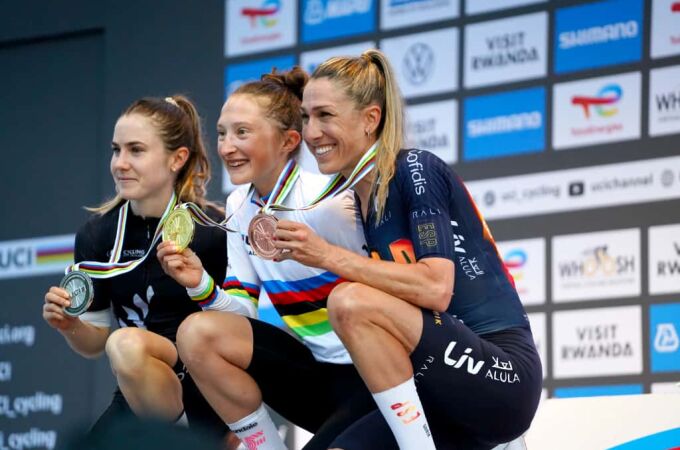 Mavi García posa en el podio con su medalla de bronce