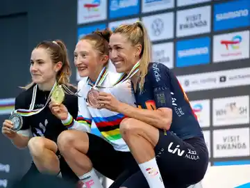 Mavi García posa en el podio con su medalla de bronce Mavi García posa en el podio con su medalla de bronce